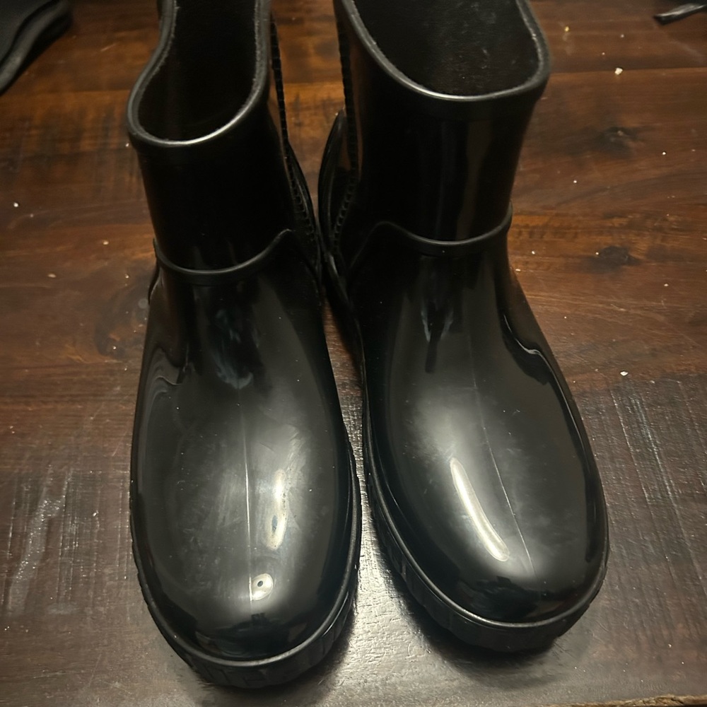 UGG Women’s Glossy Black Rain Boots- Drizlita